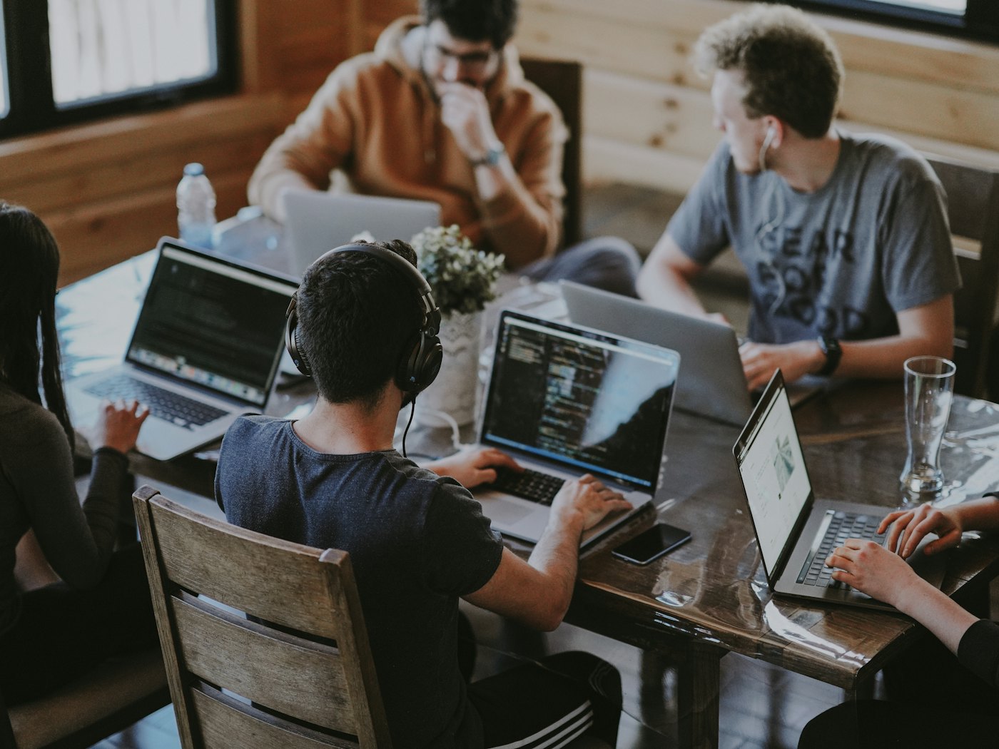 Equipo de trabajo colaborando con laptops